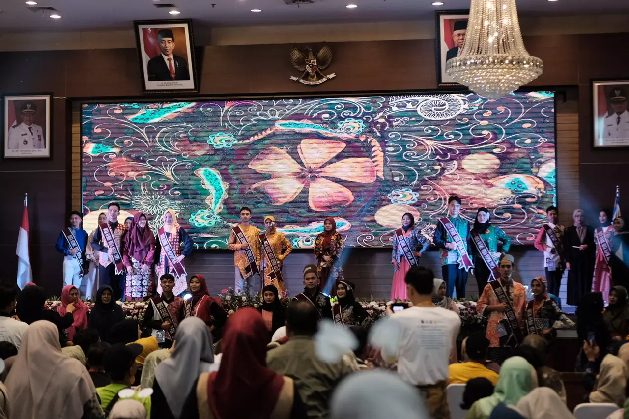 Finalis Duta GenRe 2023 Kenakan Pakaian Motif Batik Depok
