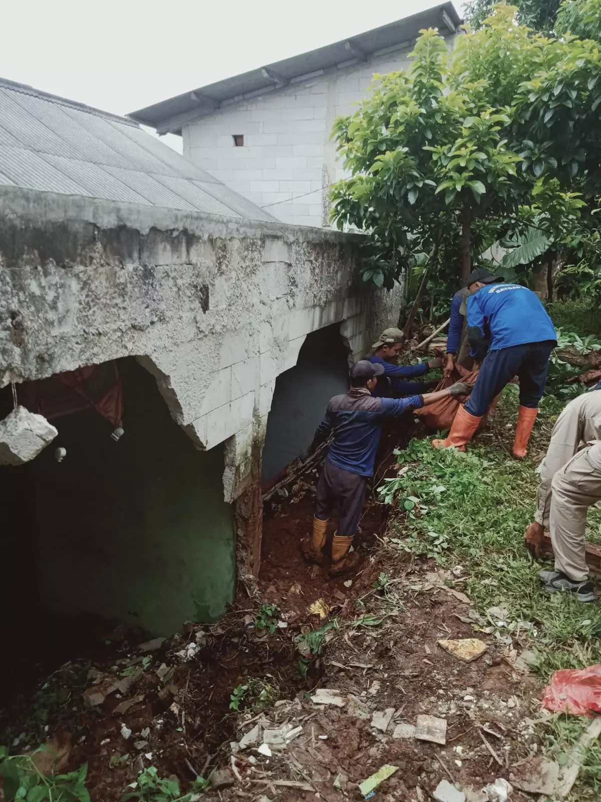 Kali Cabang Barat Meluap, Satgas DPUPR Lakukan Penanganan