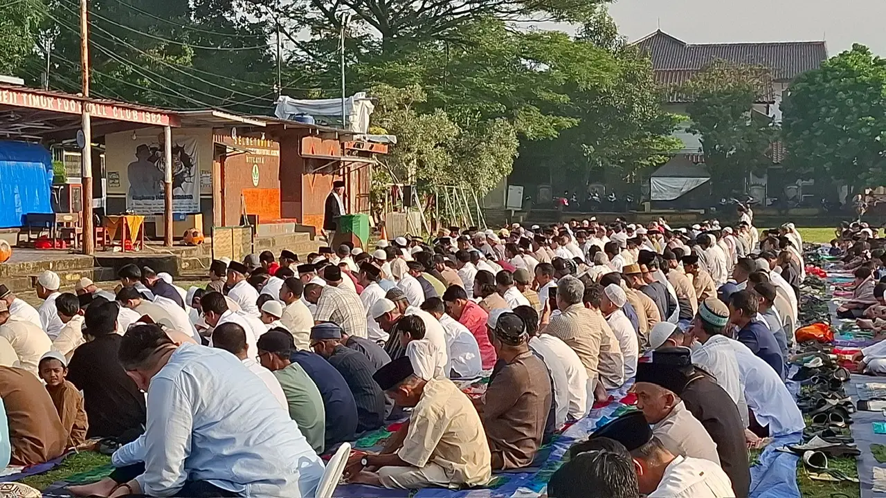 Hangatnya Kebersamaan, Ribuan Jemaah Muhammadiyah Salat Idulfitri di Lapangan HW Beji Timur