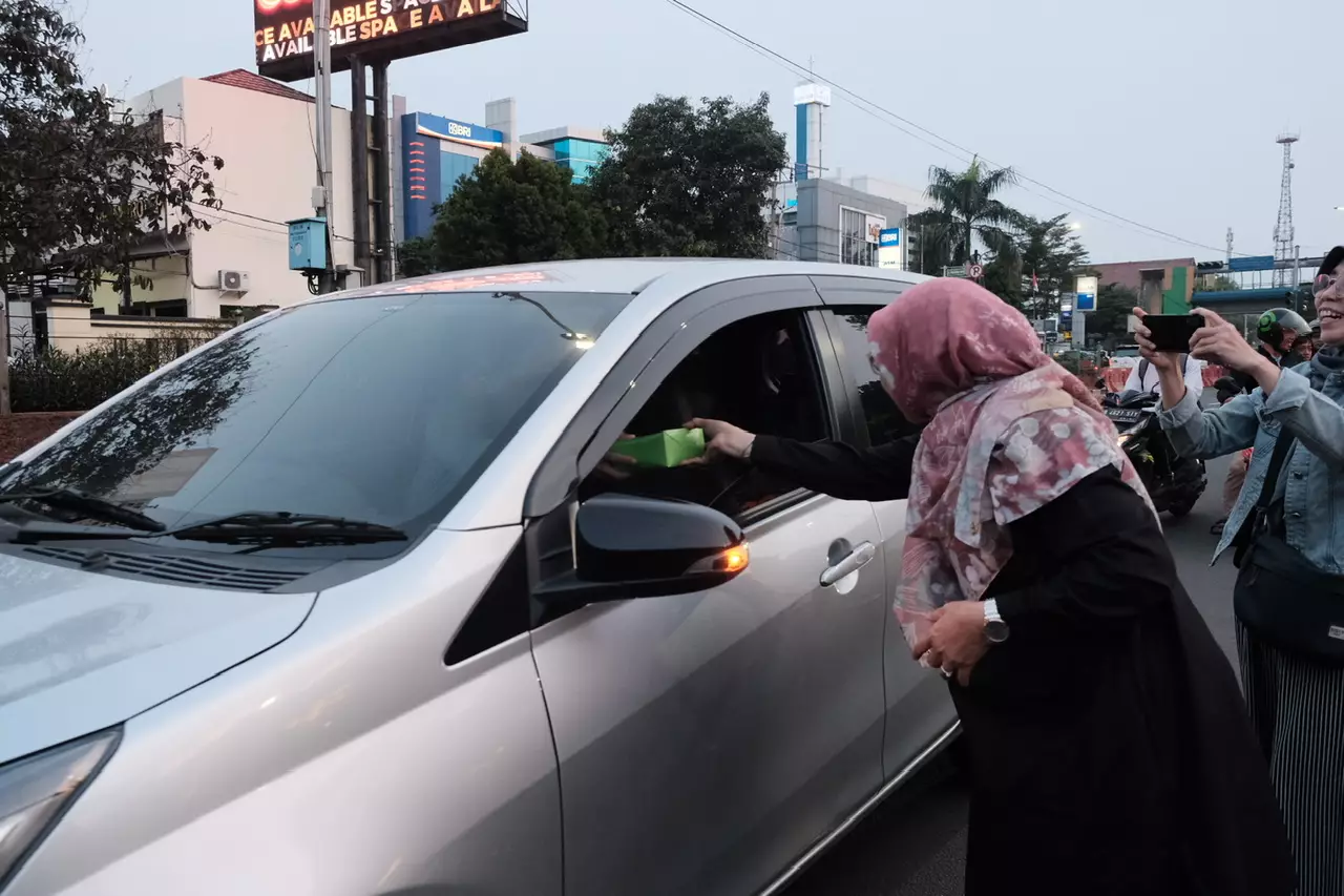 Bunda Elly Bersama Duta Genre dan Forum Anak Kota Depok Bagikan Takjil di Margonda