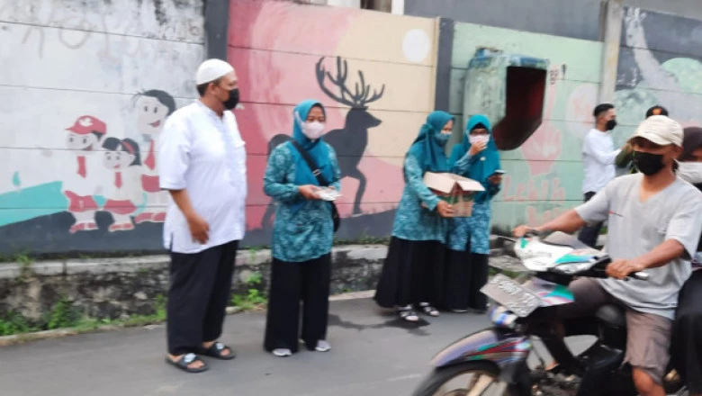 Kelurahan Curug Berbagi 150 Takjil Gratis