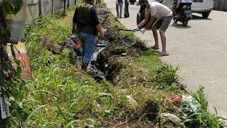 Katar Serua Lakukan Kerja Bakti Bersihkan Lingkungan