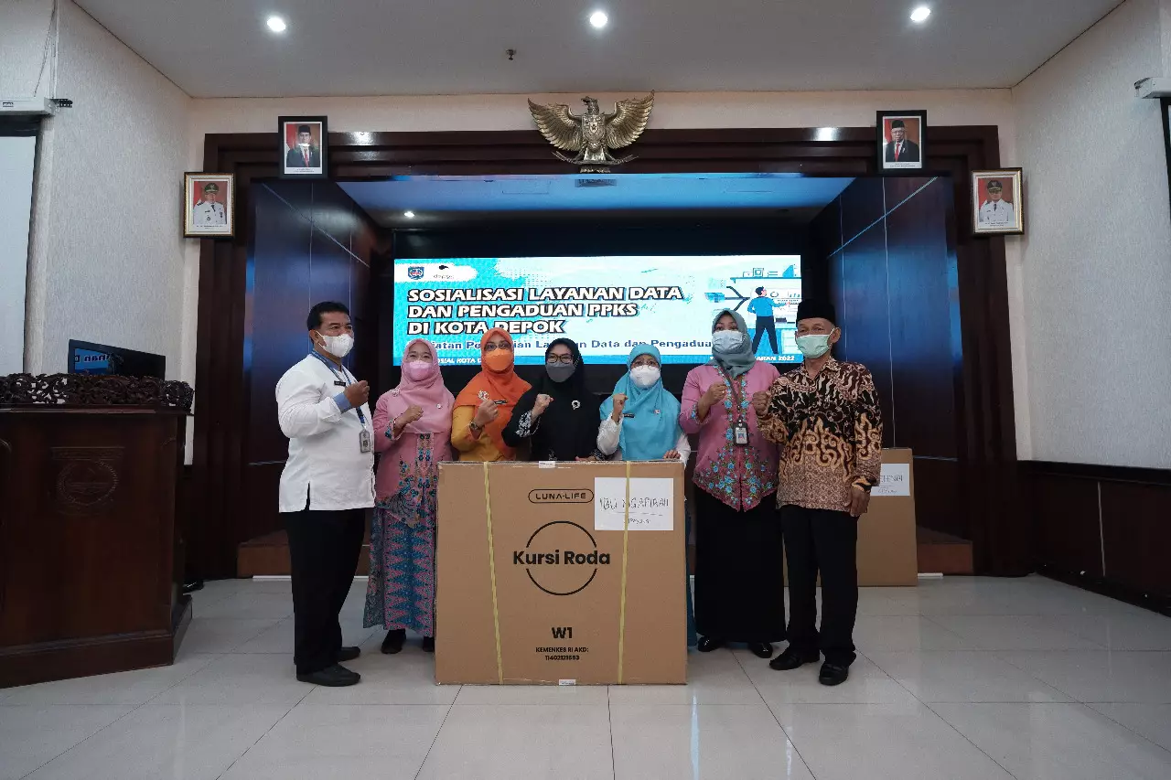 Wakil Ketua TP-PKK Serahkan Kursi Roda dan Alat Bantu Dengar Bagi Lansia