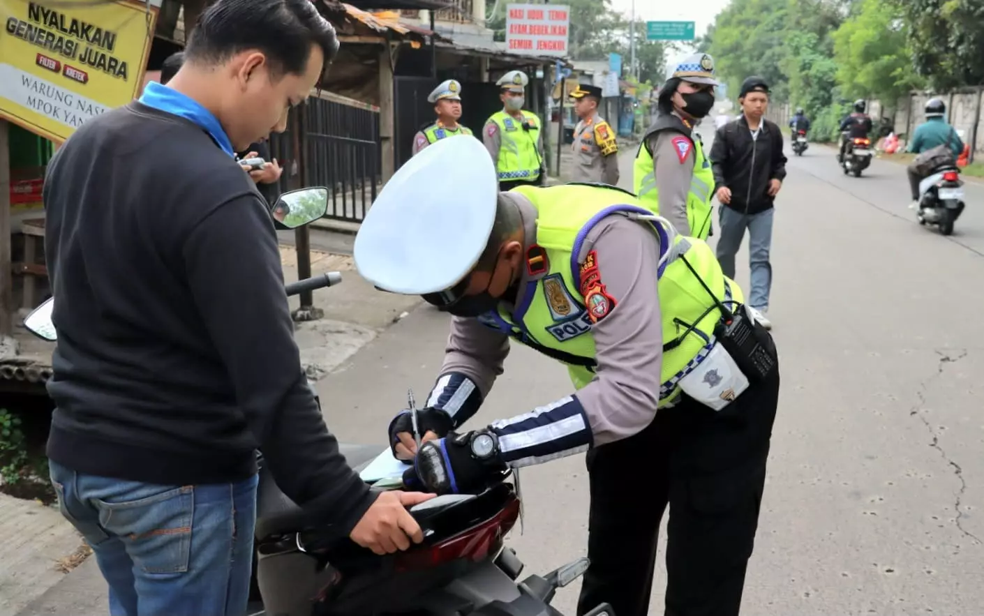 Polres Metro Depok Tindak Tegas Pengendara Motor yang Lawan Arus di Jalan Gas Alam Cimanggis