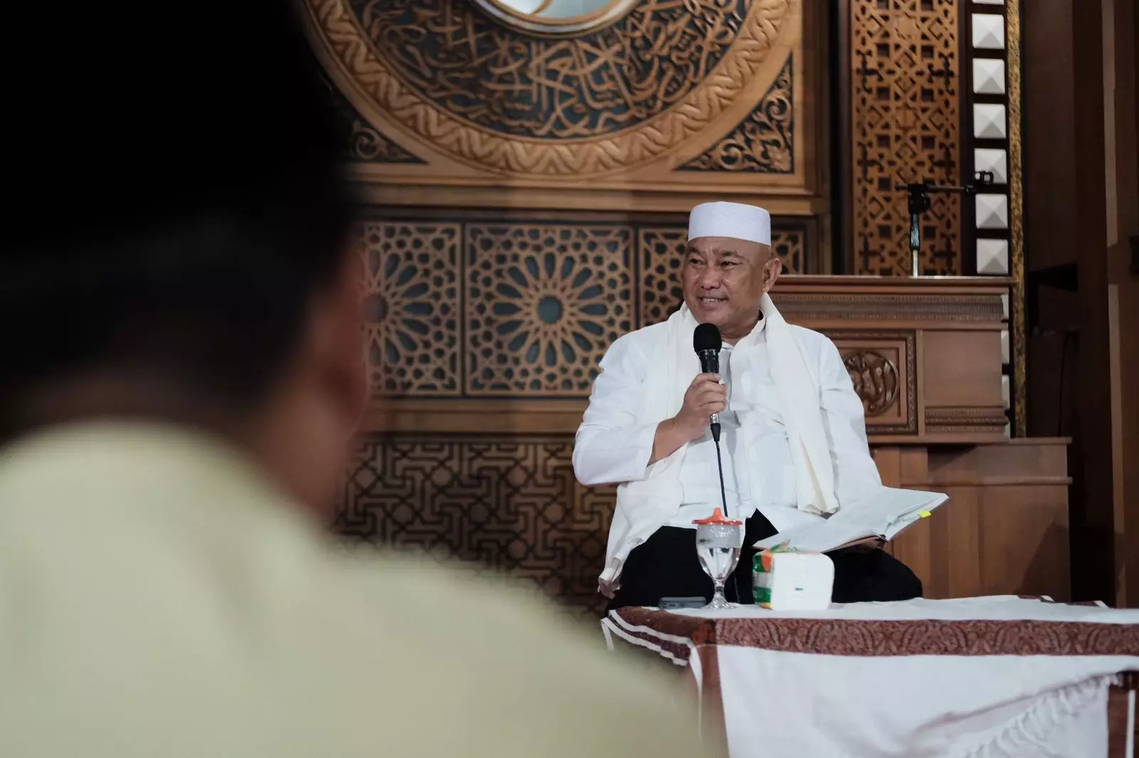 Kiai Idris Isi Ceramah Subuh Berjemaah di Masjid Balai Kota Depok, Bahas Tawassul dan Wasilah