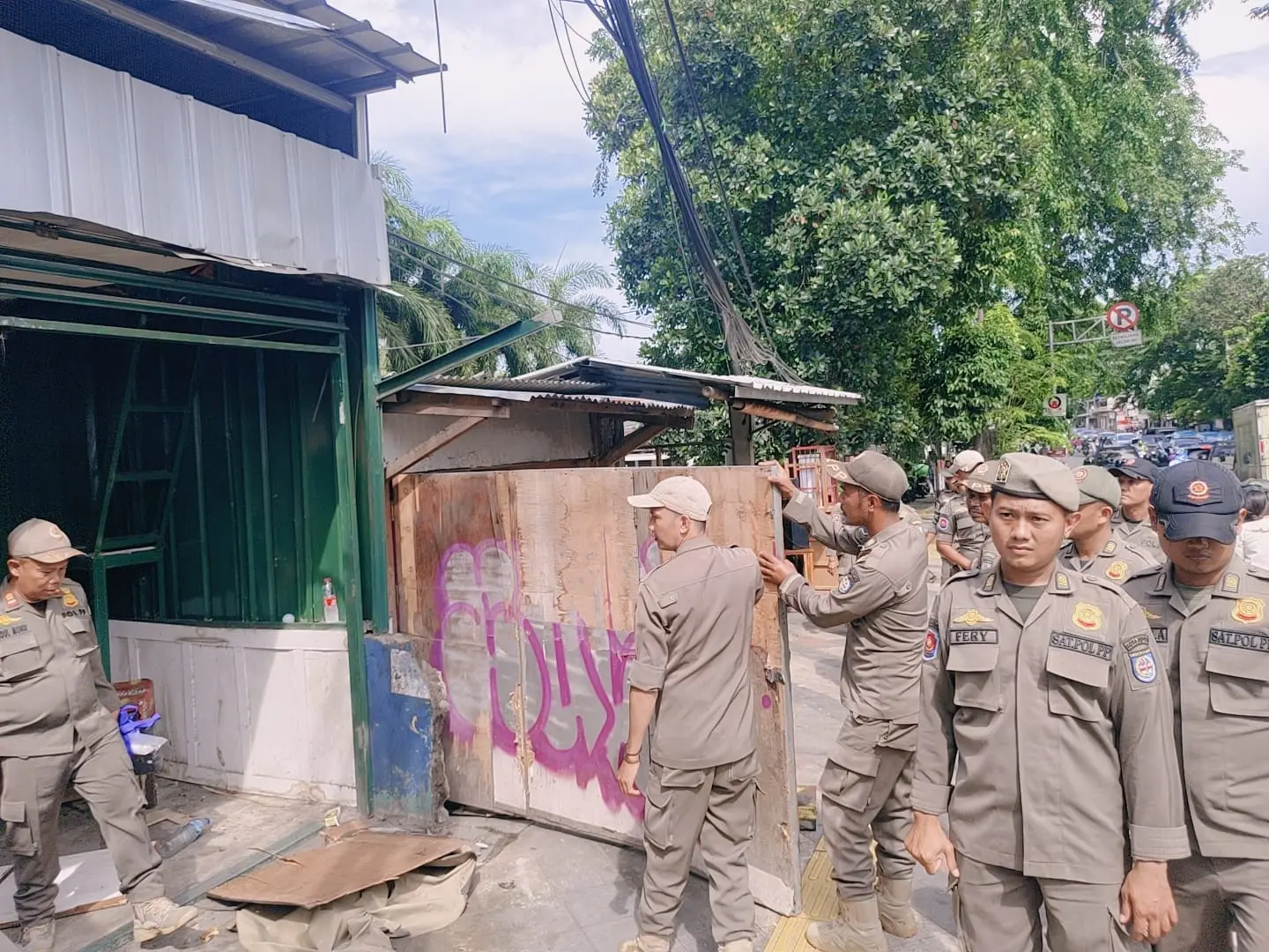 Penertiban Akses UI, Satpol PP Depok Bongkar Puluhan PKL dan Bangli