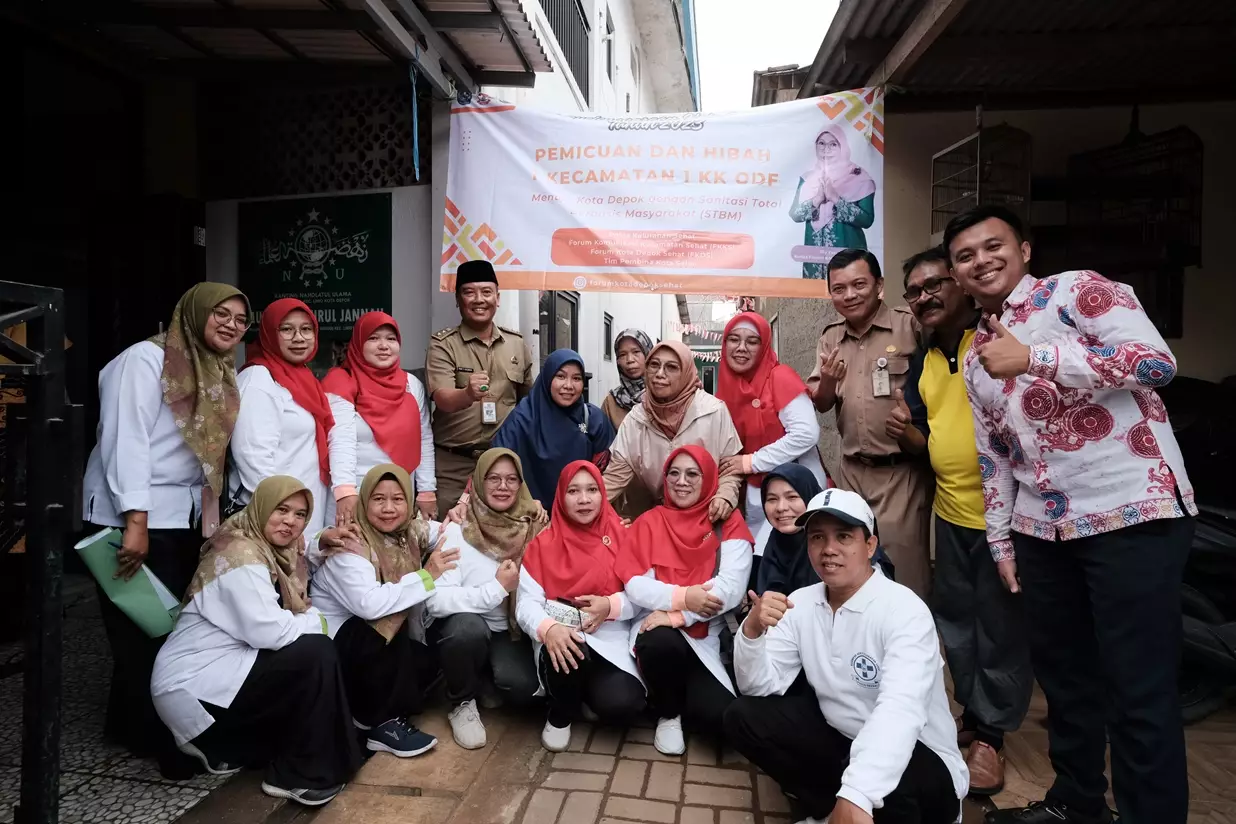 Ketua FKS Depok Serahkan Bantuan Pembuatan Septictank Bagi Warga Grogol