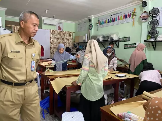 Dibekali Pelatihan Menjahit, Kadisnaker Berharap Warga Depok Semakin Mandiri
