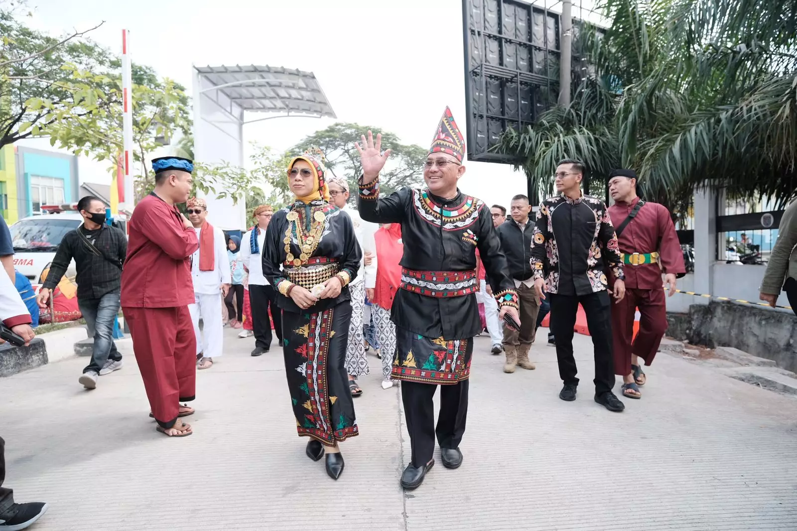 Wali Kota Depok Kenakan Pakaian Adat Aceh Gayo Saat Karnaval Kebangsaan HUT RI di Alun-alun