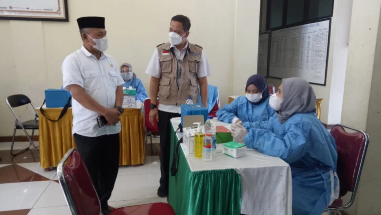 Kecamatan Tapos Perketat Skrining Gebyar Vaksinasi dengan Gunakan Cap Basah