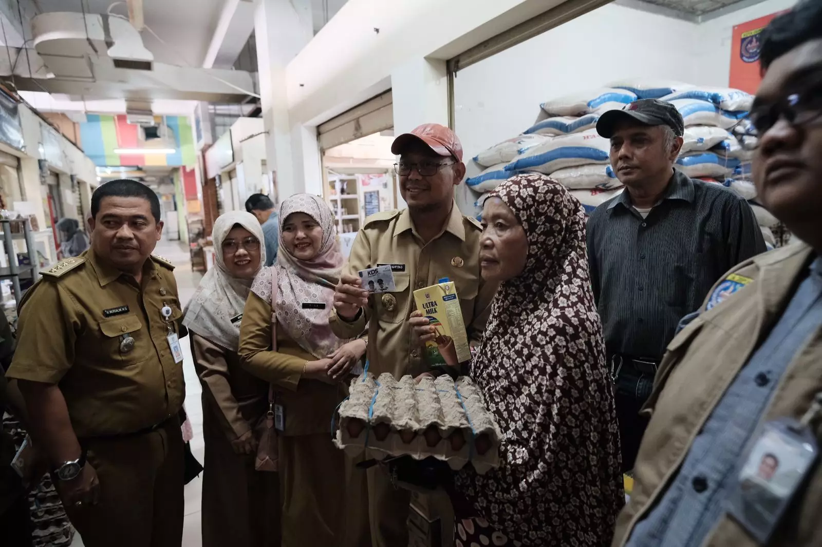 Bang Imam Turun Langsung Distribusikan Bantuan Pangan Kota kepada Warga Cinere