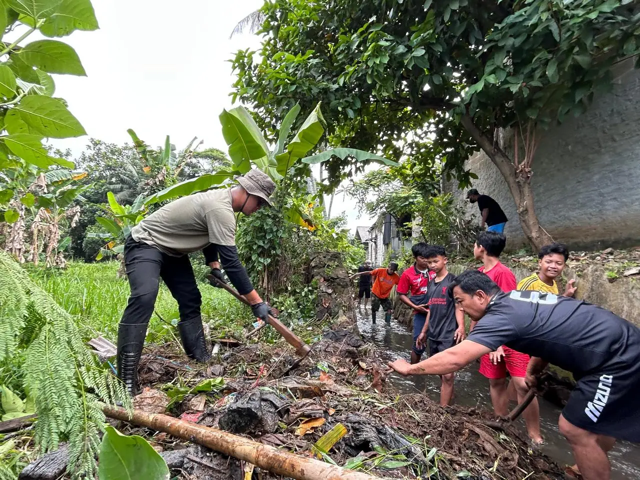 Bareng Anak Muda, Lurah Cilangkap Kerja Bakti Bersihkan Aliran Kali Cipinang