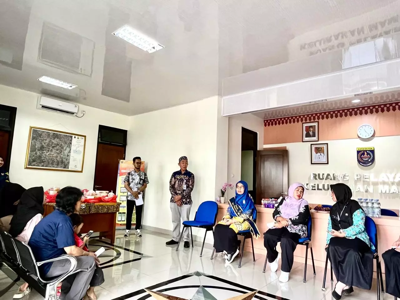 Lurah Mampang Pantau dan Dampingi Kader PKK Saat Pendistribusian Pangan Lokal Bergizi