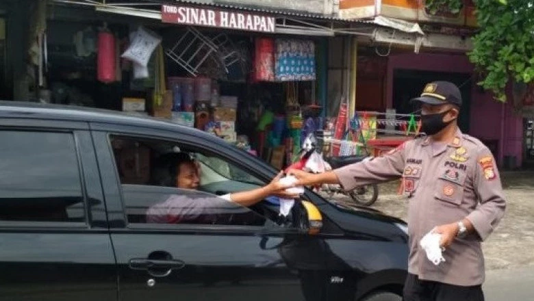 Polsek Sawangan Bagikan 500 Masker kepada Warga di Pondok Petir