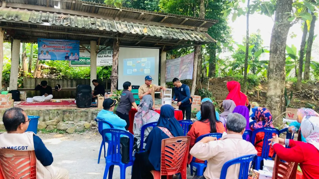 Kelola Sampah Jadi Cuan, Pengurus Rumah Maggot RW 05 BSI Dapat Pelatihan