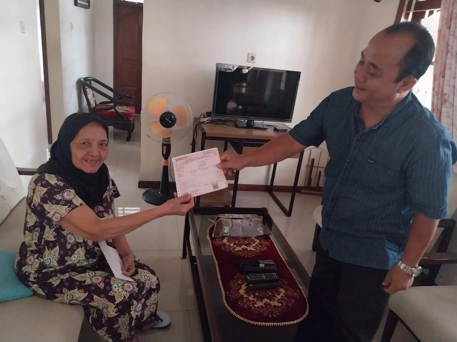 Percepat Distribusi SPPT, Petugas RW 04 Pondok Cina Lakukan Jemput Bola