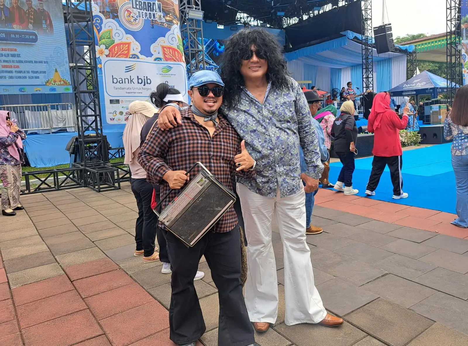 Nyentrik Banget! Gaya Rocker Era 70-an Curi Perhatian di Fashion Show Lebaran Depok 2026