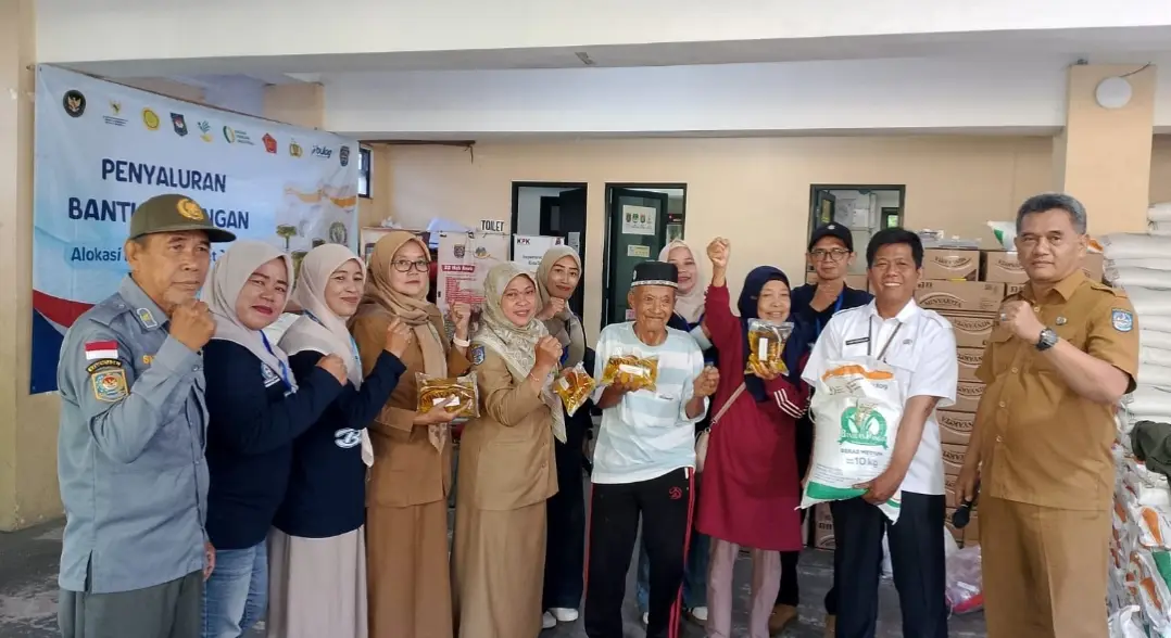 Belasan Ribu Warga Panmas Bahagia, Terima Bantuan Pangan Minyak Goreng-Beras