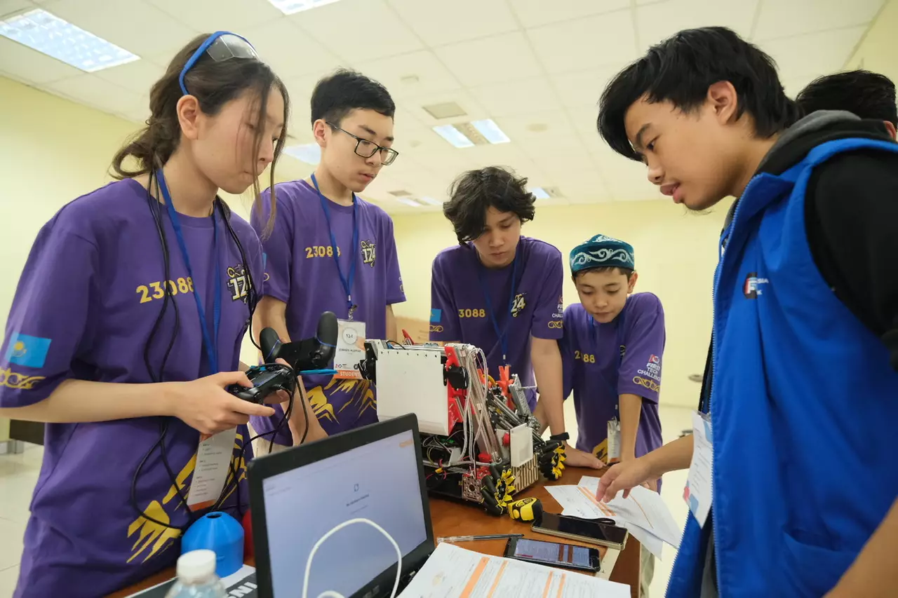 Tim Kazakhstan dan Malaysia Ikuti Kompetisi Robotik di Kota Depok