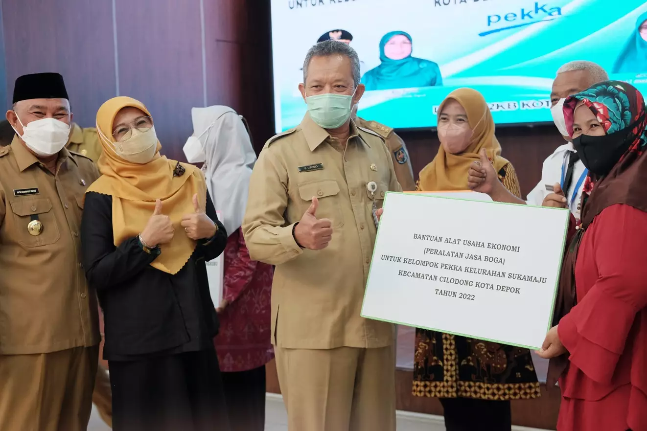 Pemkot Depok Serahkan Bantuan Alat Usaha Ekonomi kepada Kelompok PEKKA