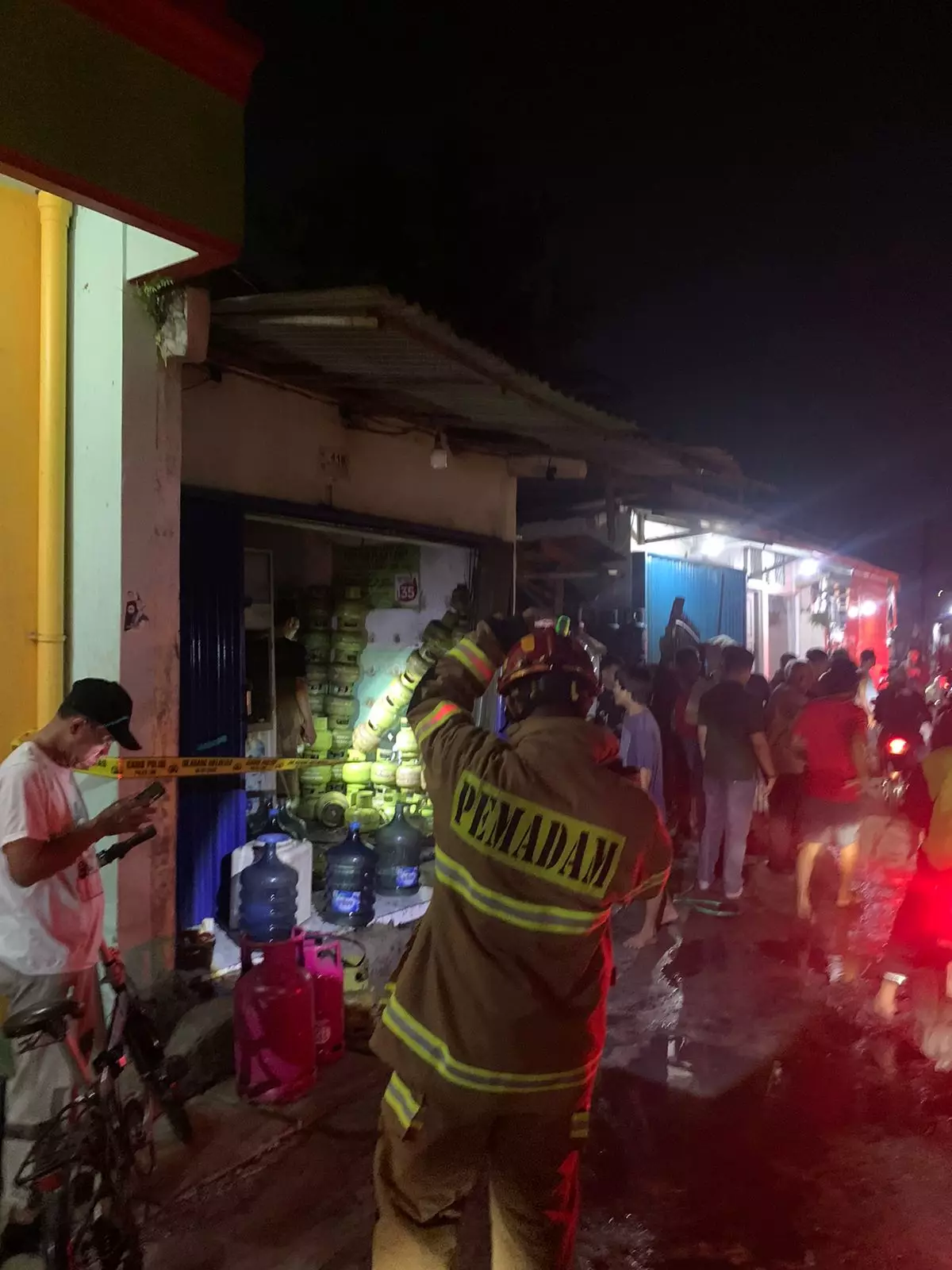 Kios Depot Air dan Gas di Cilodong Terbakar, Empat Warga Alami Luka Bakar