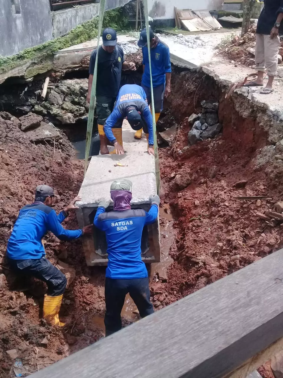 Crossing Saluran di Villa Pamulang Kelurahan Pondok Petir Diperbaiki