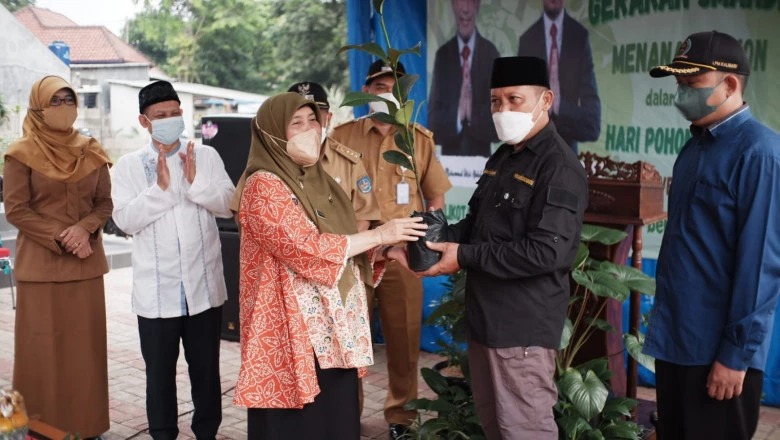 Penanaman 300 Bibit Pohon Diapresiasi Pokdarwis Situ Cilodong