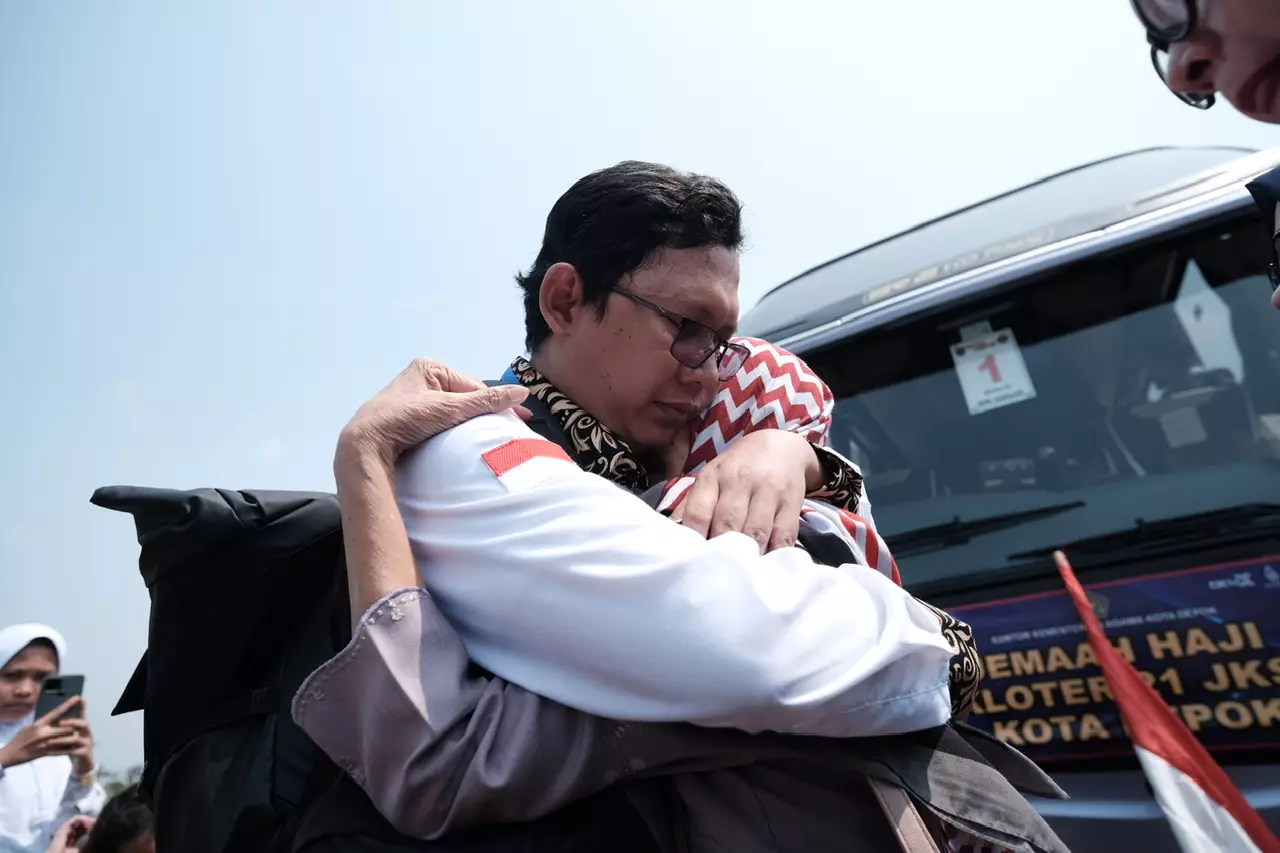Suasana Haru Iringi Pelepasan Jamaah Calhaj Kloter Kedua Kota Depok ke Asrama Haji