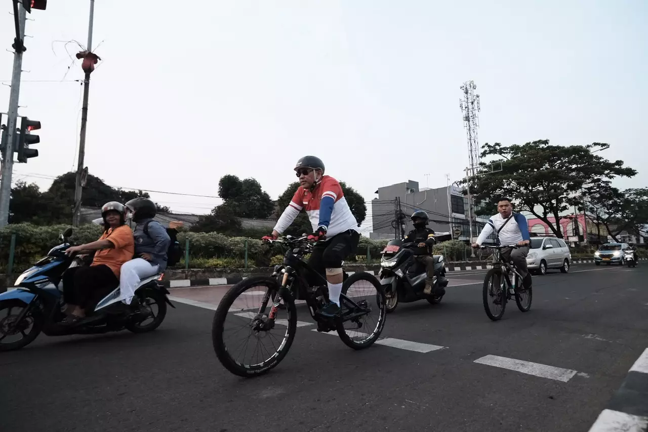 Wali Kota Bersama Sekda dan Ketua TP PKK Depok Bersepeda Bersama ke Balai Kota