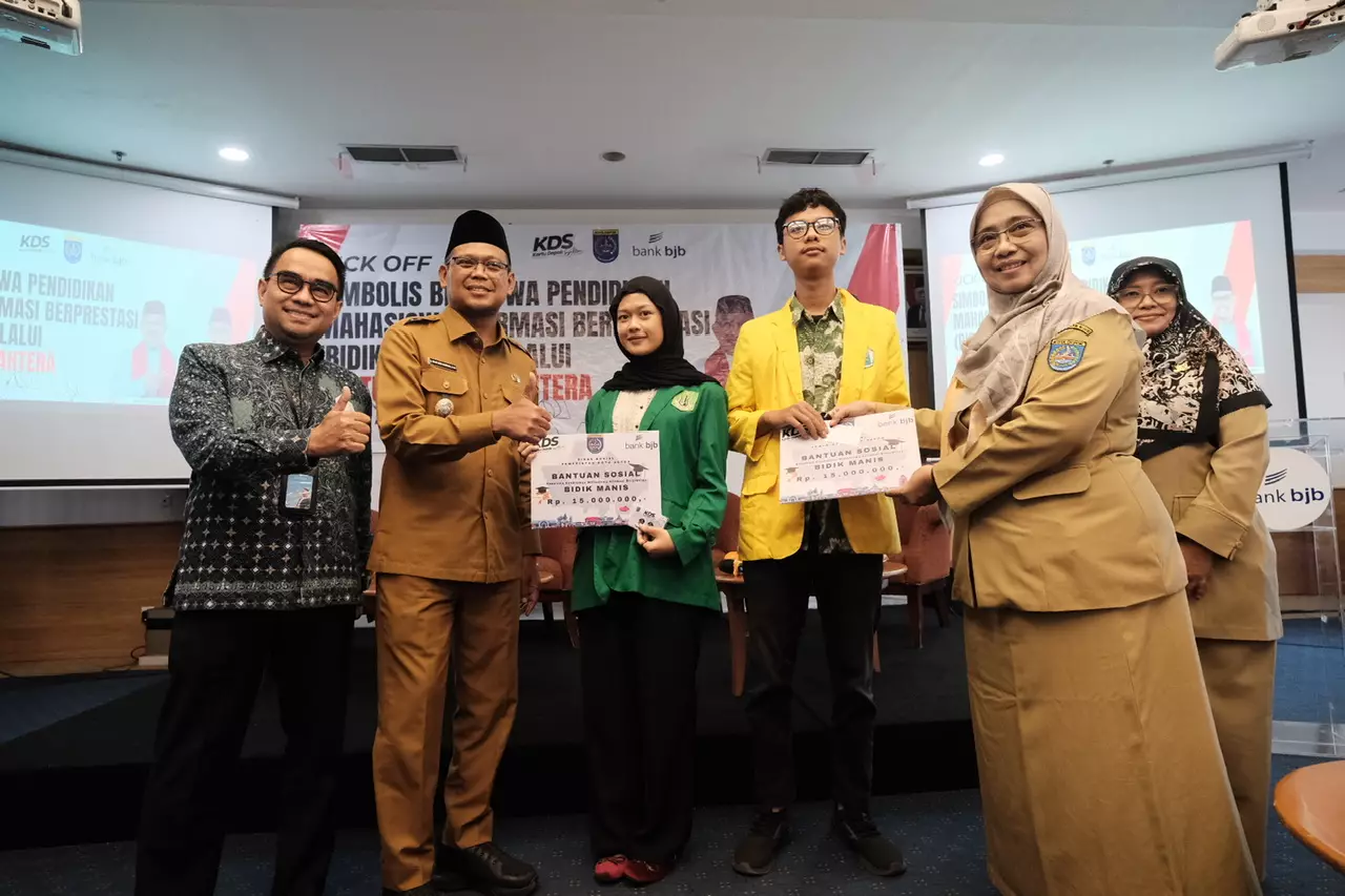 Wakil Wali Kota Depok Serahkan KDS Bidik Manis ke Ratusan Mahasiswa