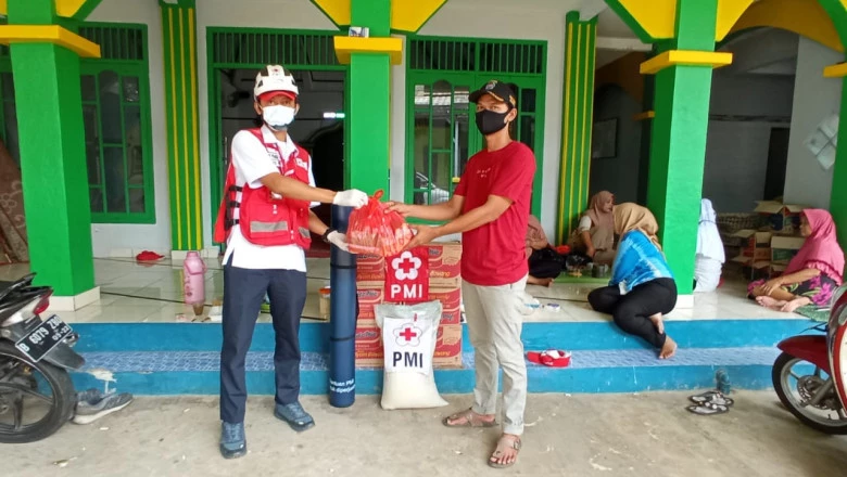 PMI Depok Serahkan Bantuan untuk Korban Banjir di Sawangan