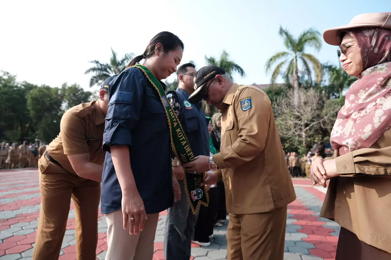Kiai Idris Serahkan Penghargaan Duta Kota Depok Sehat Saat Apel Pagi
