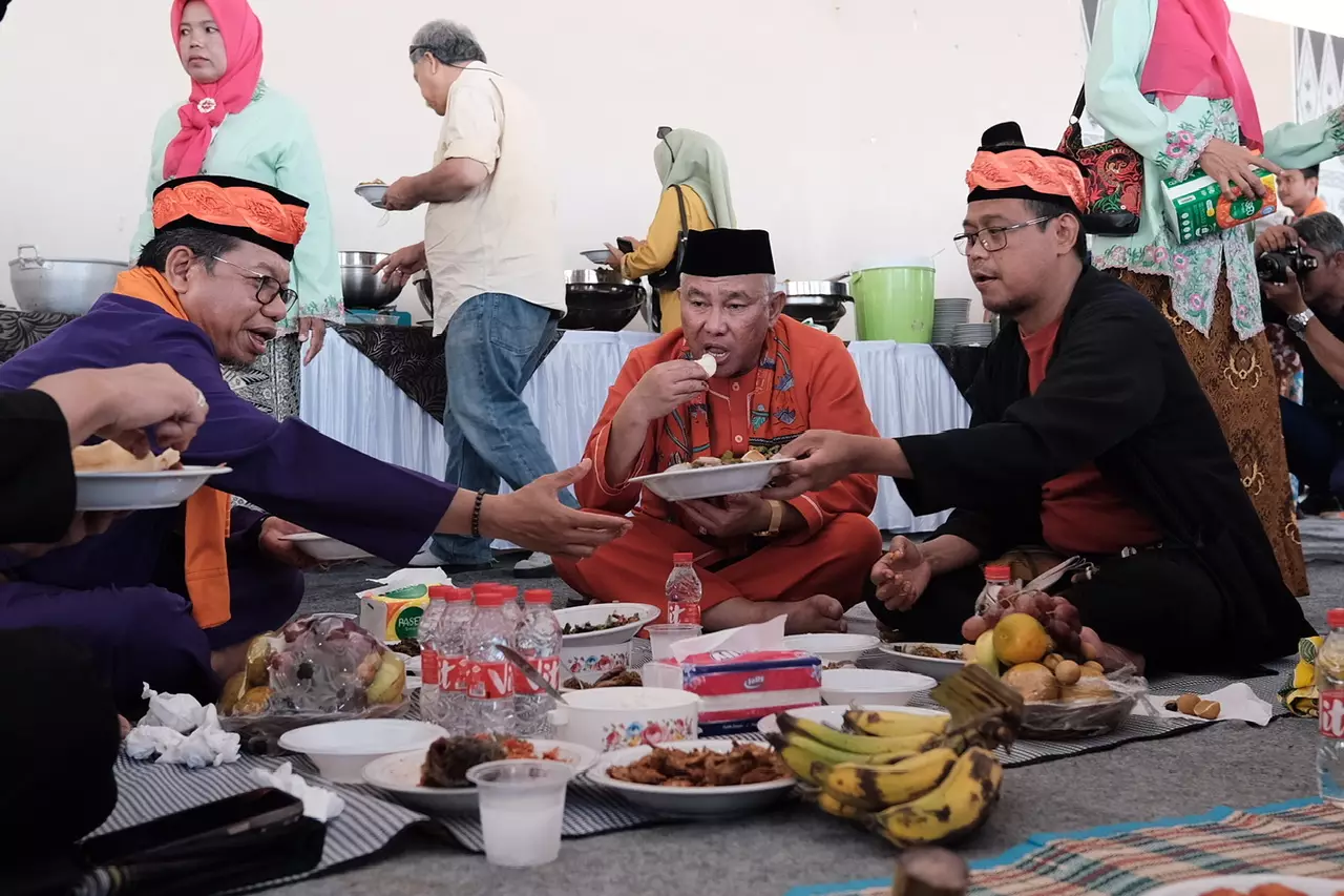 Lestarikan Budaya Rantangan, Wali Kota Depok Bersama Forkopimda Makan Bareng