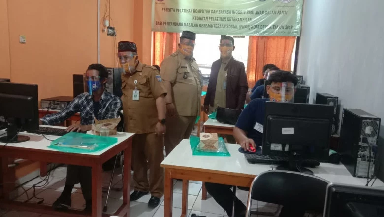 Tumbuhkan Keterampilan Pemuda, Kelurahan Krukut Gelar Pelatihan Desain Grafis