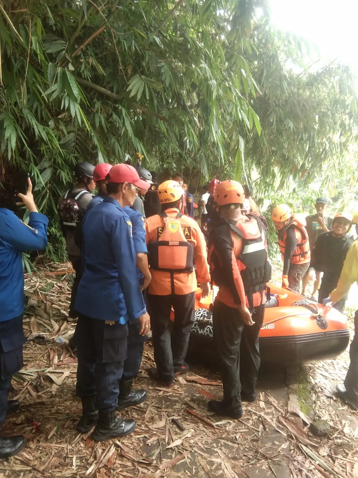 Damkar Depok Berhasil Evakuasi Korban Tenggelam di Sungai Ciliwung