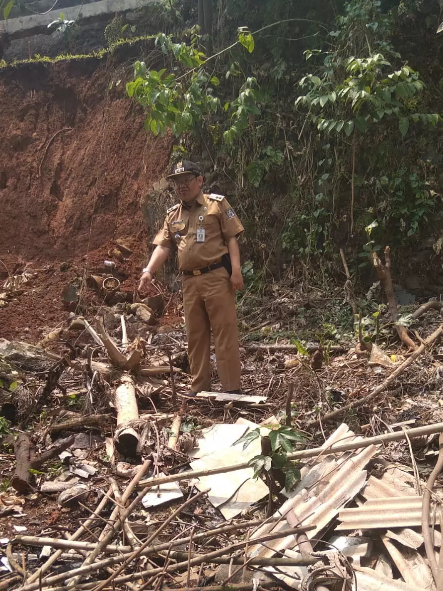 Lurah Jatijajar Tinjau Sejumlah Titik Longsor di Wilayahnya