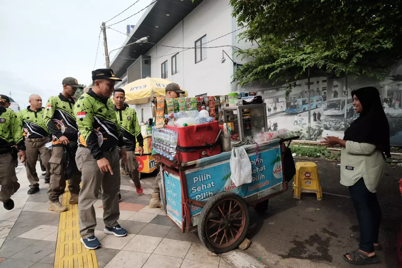 Satpol PP Depok Lakukan Bersih-bersih dan Edukasi Perda Trantibumlinmas di Jalan Margonda