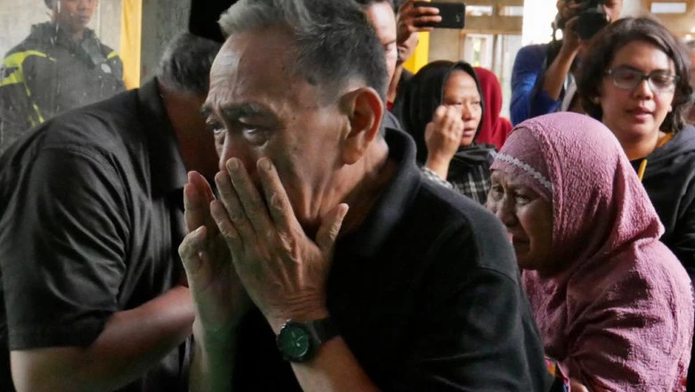 Suasana Duka Keluarga Korban Kecelakaan Bus Subang