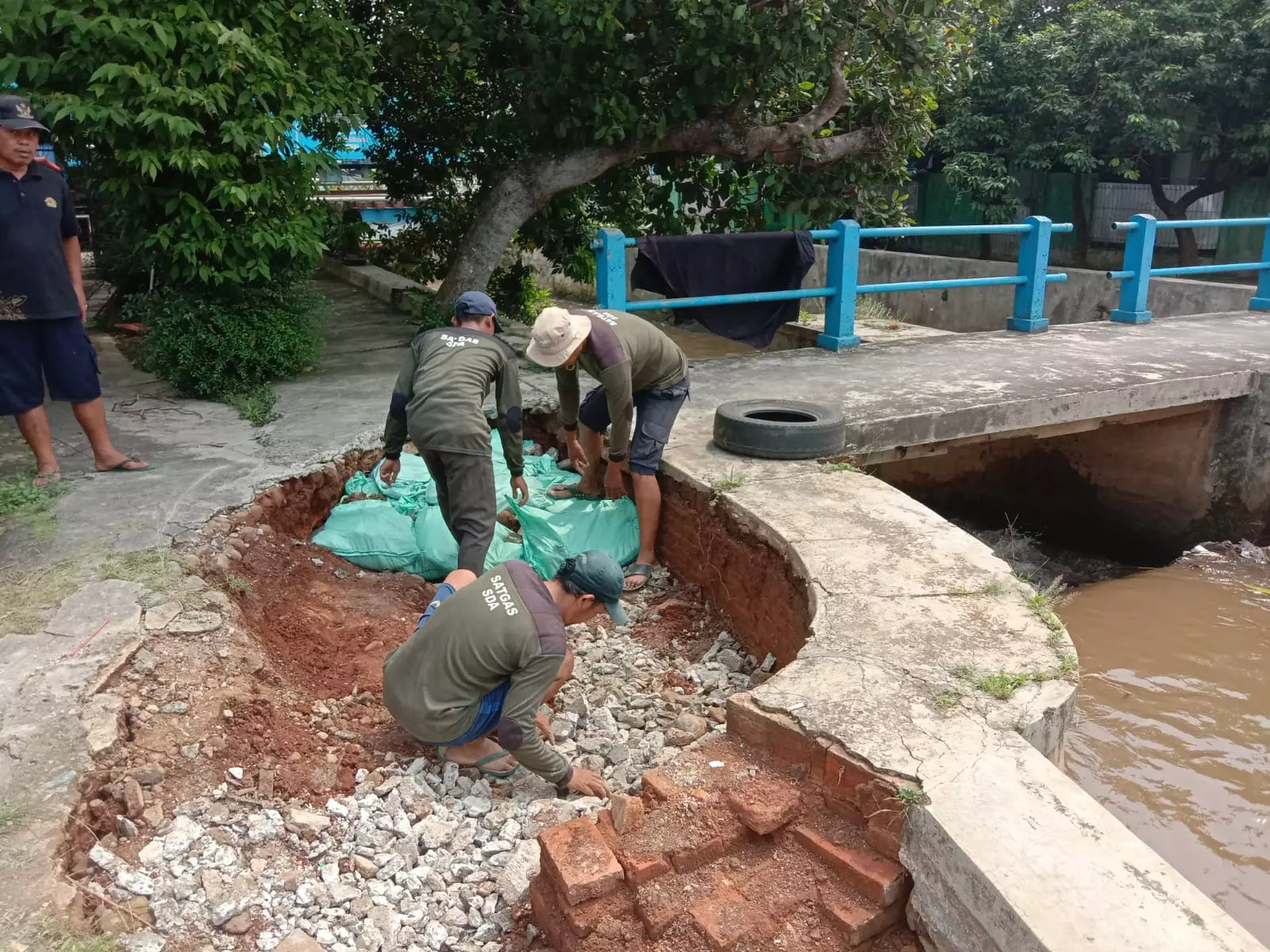 Satgas DPUPR Tangani Longsor Sempadan Kali Cabang Tengah