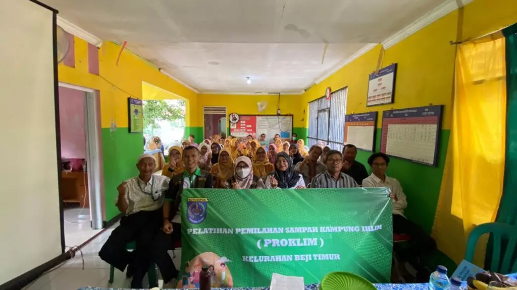 Bentuk Edukasi, Warga Beji Timur Dapat Pelatihan Pemilahan Sampah