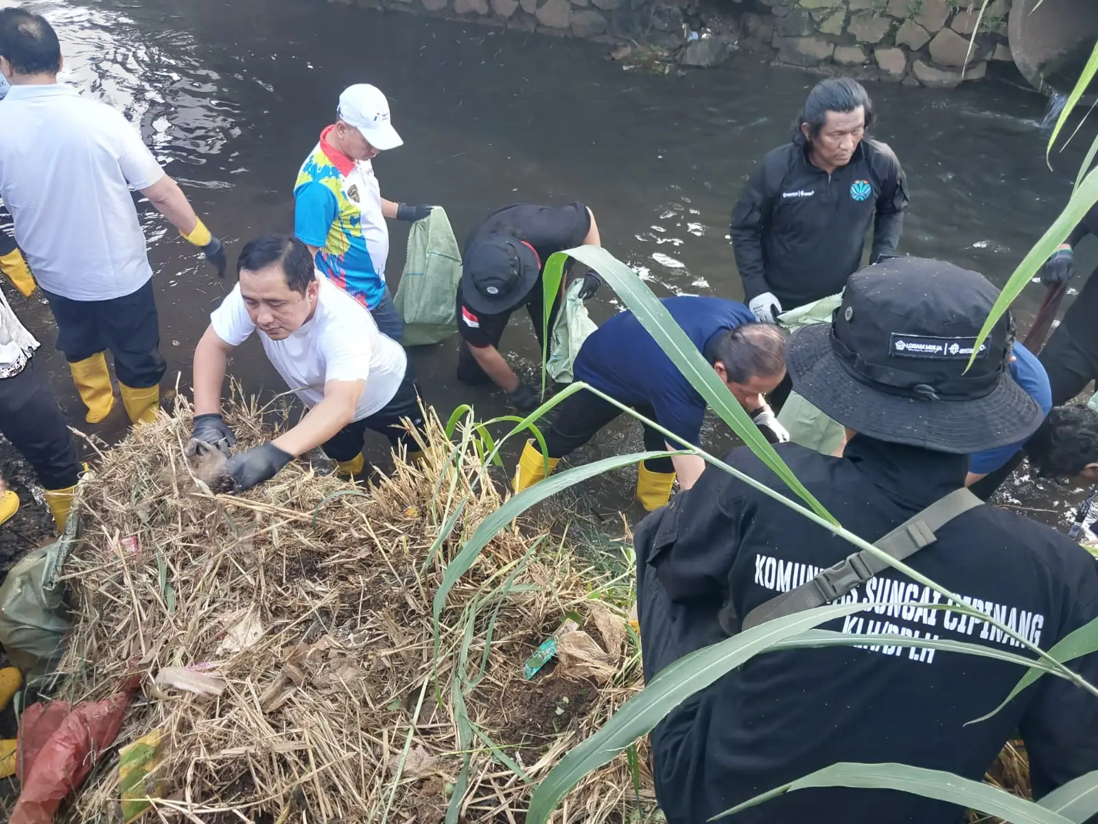 Wawali Kota Depok Imbau Warga Tak Buang Sampah ke Sungai Cipinang