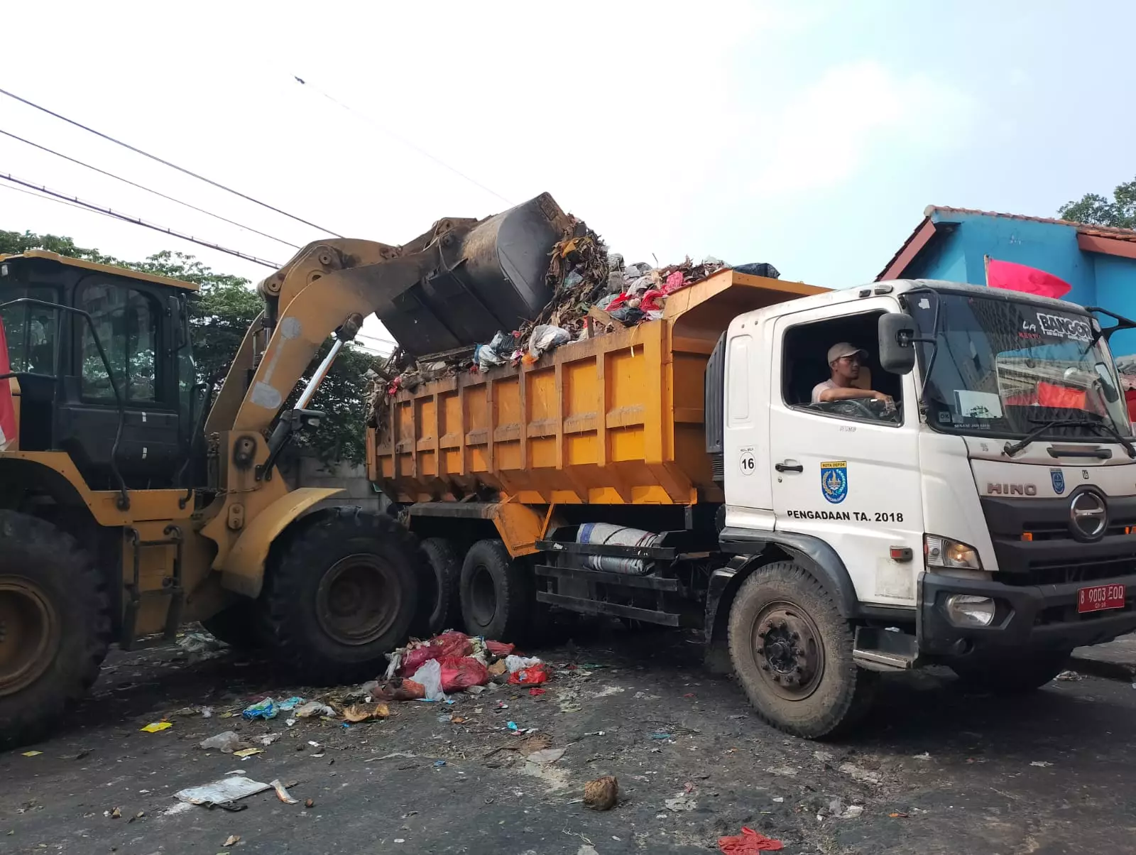 Hari Ini DLHK Depok Kerahkan Semua Armadanya Angkut Sampah di TPS