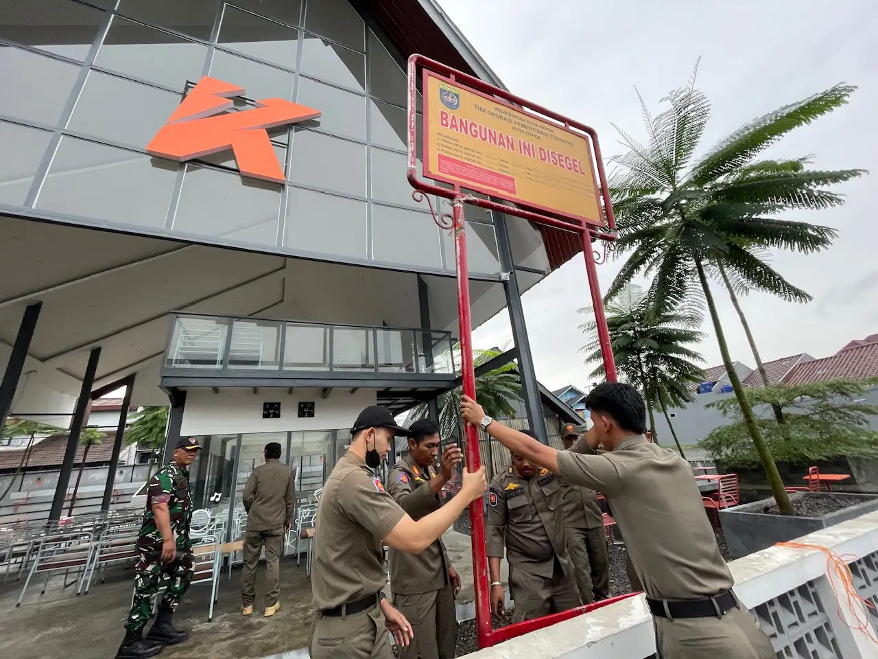 Satpol PP Depok Segel Koat Coffee