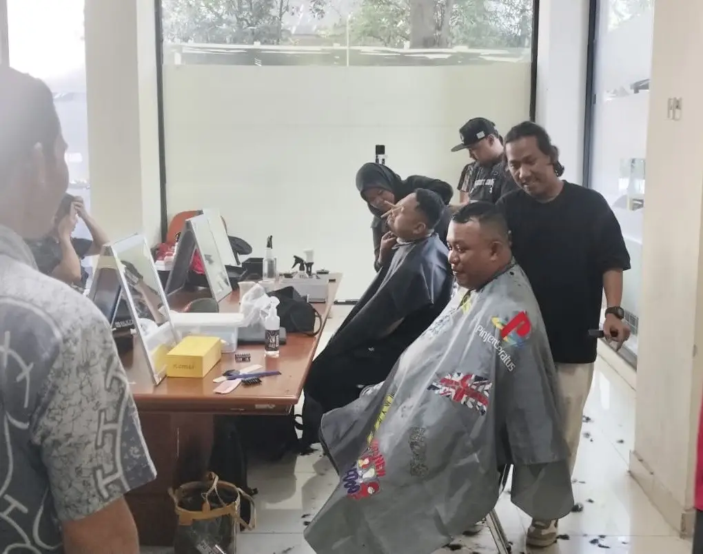Warga Antusias Ikuti Layanan Cukur Rambut Gratis, Senang Difasilitasi Pemkot Depok