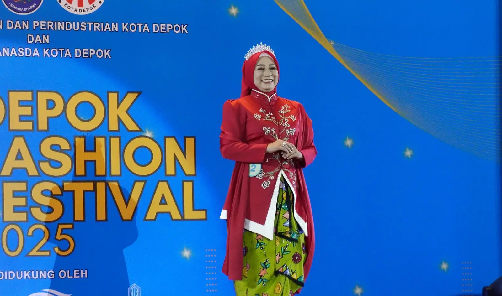 Yuni Indriany Tampil Anggun dengan Batik Gong Si Bolong di DFF 2025