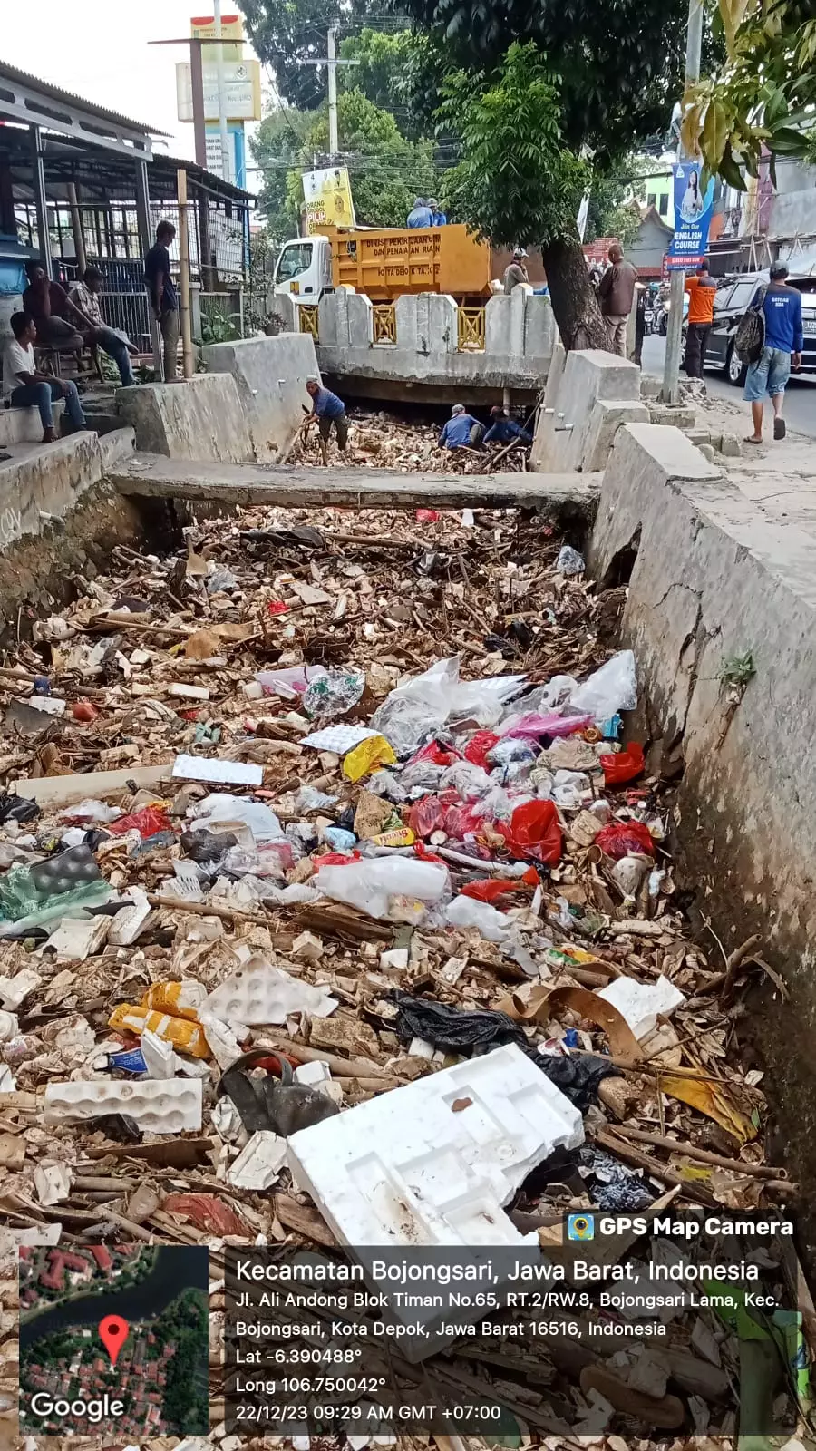 Delapan Ton Sampah Kali Cabang Barat Diangkat Manual