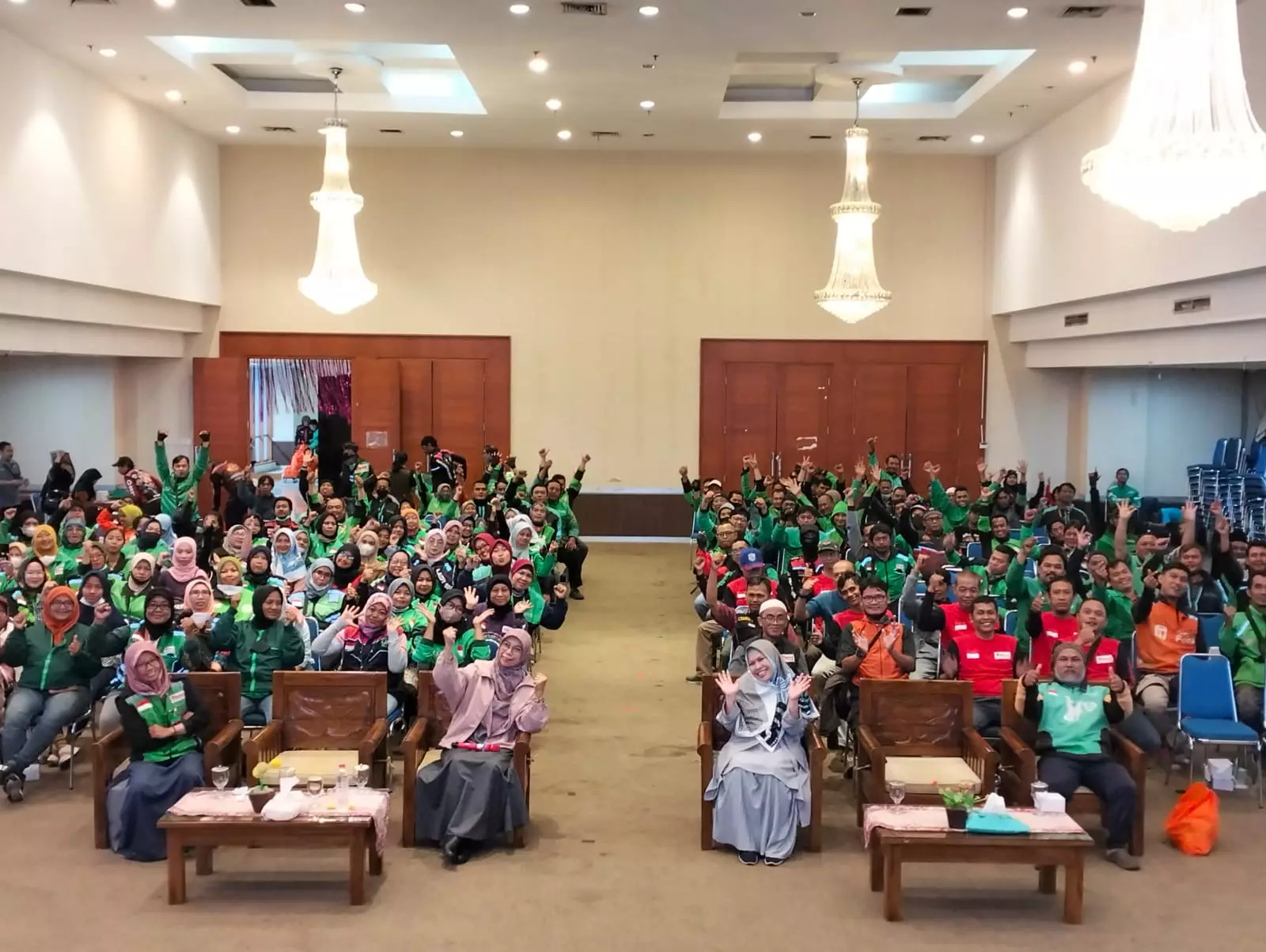 FKH Depok Beri Sembako Kepada Ratusan Pengemudi Ojol