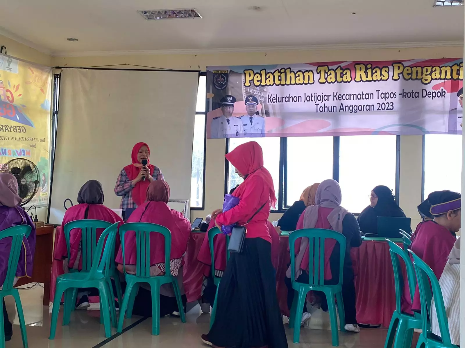 25 Warga Jatijajar Dapat Pelatihan Tata Rias Pengantin