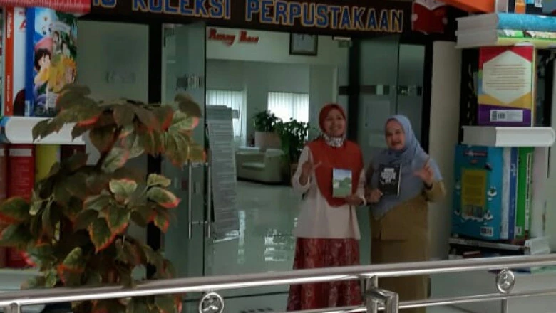 Penulis Buku Asal Beji Serahkan Karyanya ke Perpustakaan Kota Depok