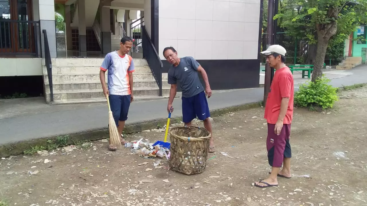 Lurah Depok Gandeng Warga Gencarkan Opsih Setiap Jumat